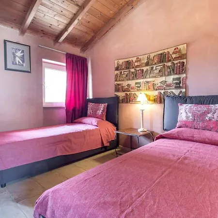 La Casina Dai Mille Colori Con Piscina 펜션 *